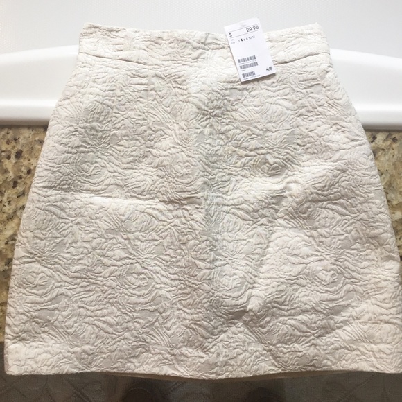 H&M Embroidered White/Silver Mini Skirt NWT - Picture 1 of 2